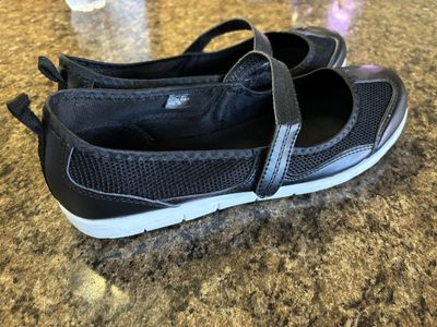 Women’s shoes size 11
