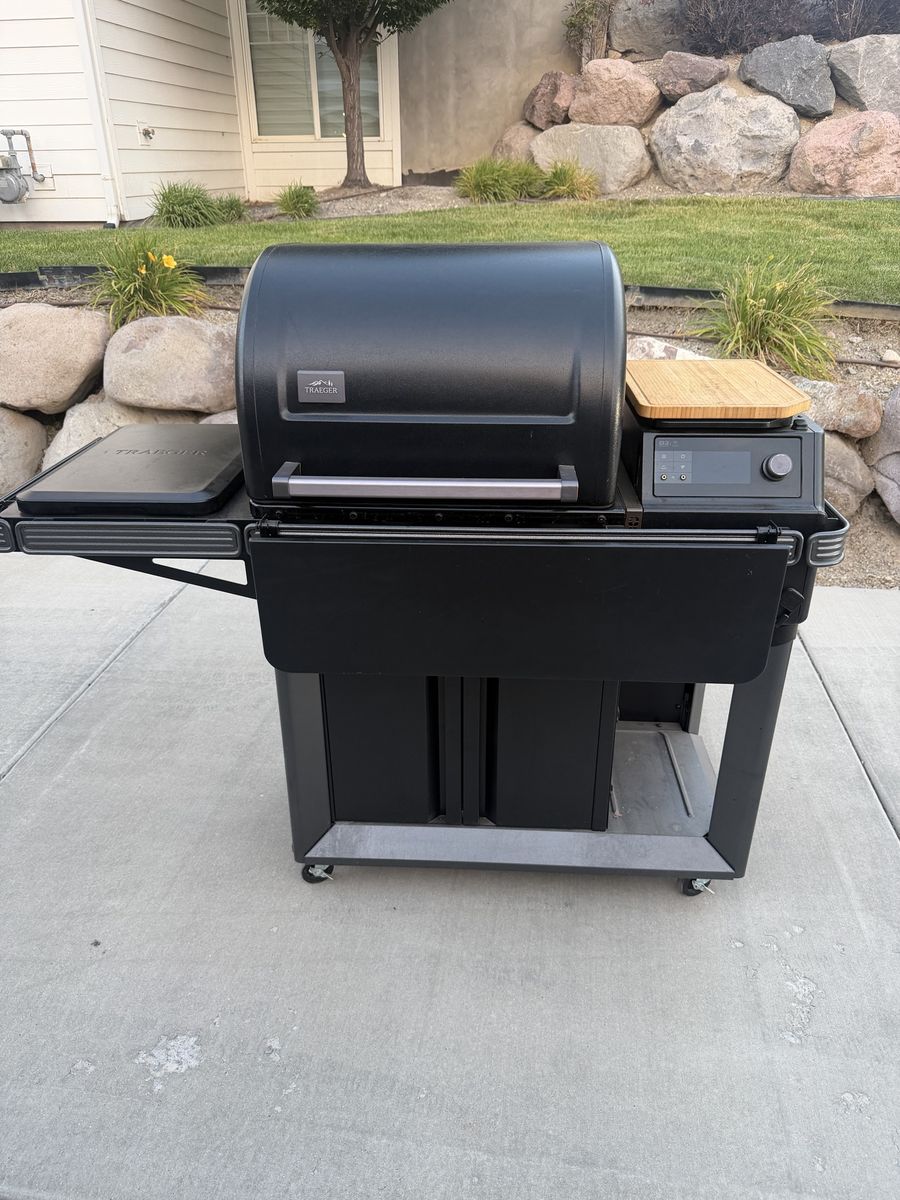 Traeger Timberline Wood Pellet Grill / Smoker with Cover