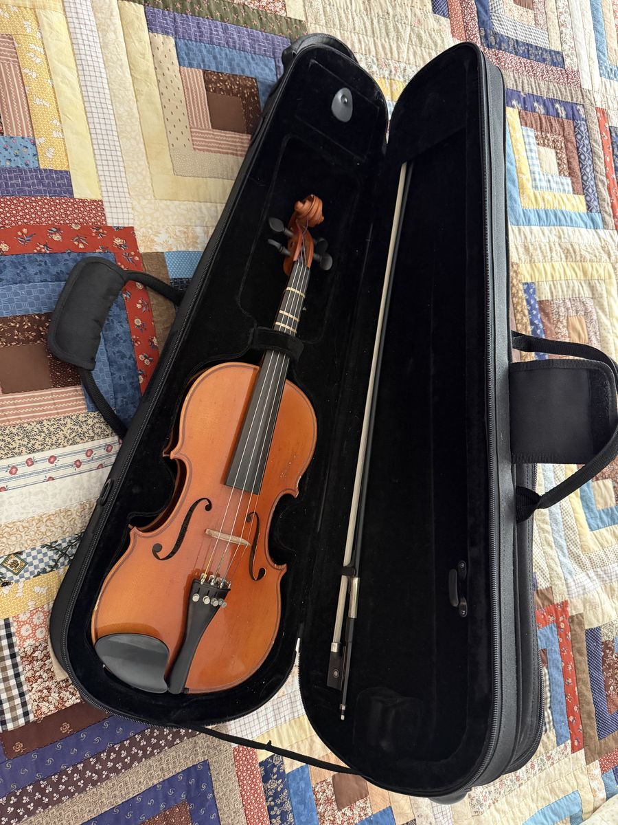 Karl Knilling 4/4 Full Size Violin with Bow and Hard Case - Excellent Condition