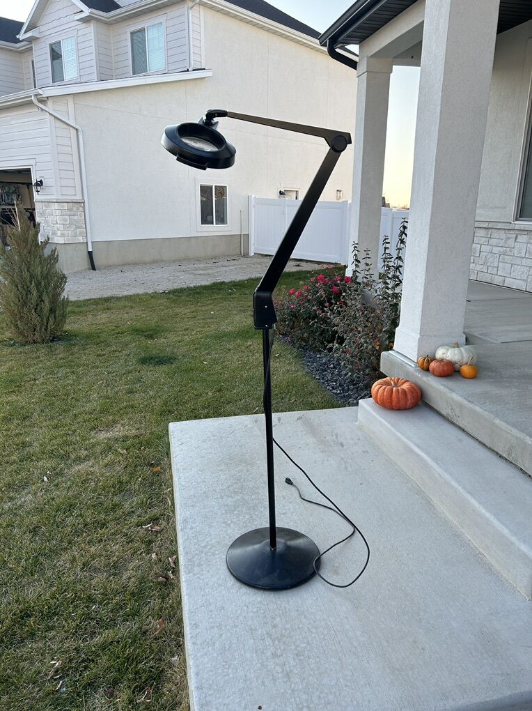 Magnifying Glass Stand With Light
