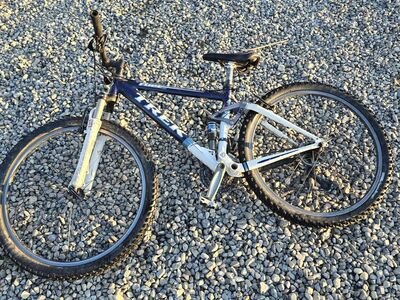 Treck fuel 90 mountain bike small Frame