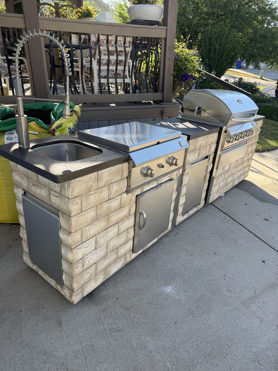 Outdoor Kitchen Island with Grill, Sink, Fridge and Storage - Perfect for Patio & Yard