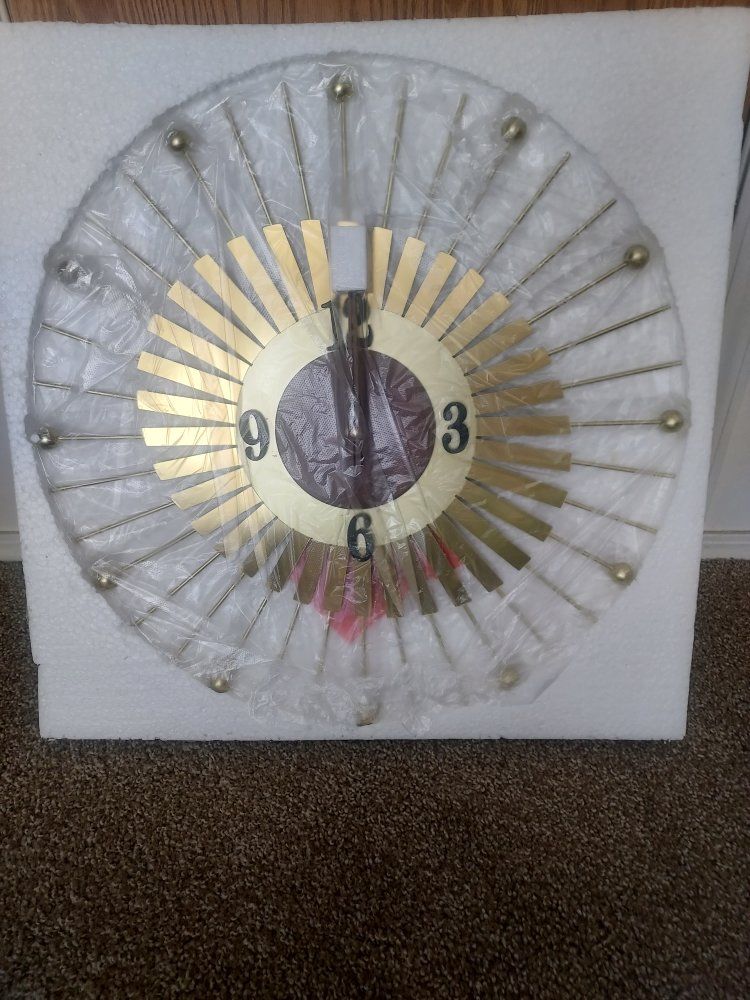 22" Gold Sunburst Wall Clock (NEW)