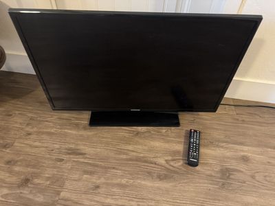 Samsung UN32EH4003 32" 720p 60Hz LED TV with Remote