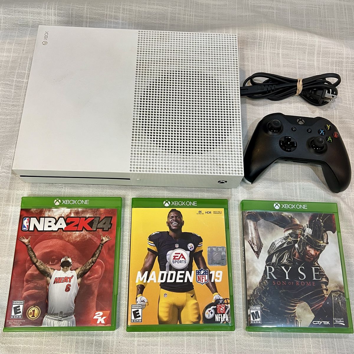 Microsoft Xbox One S 1681 White Bundle w/ Controller & 3 Games - Works Well