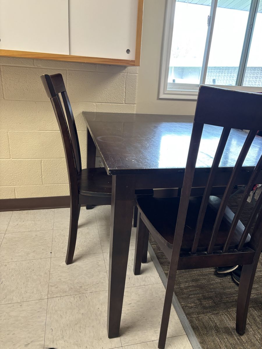 Dining room table + 2 chairs