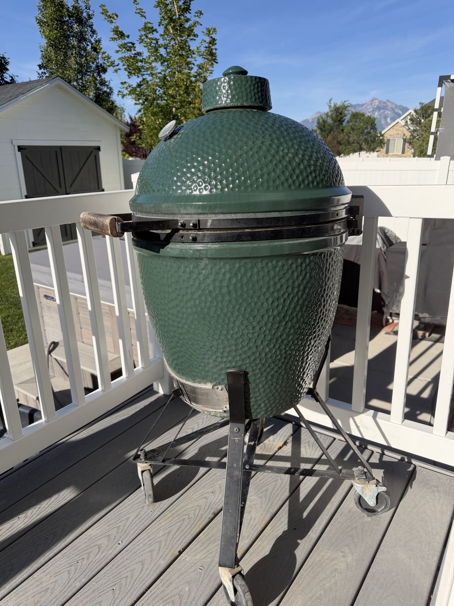 Big Green Egg Large Ceramic Kamado Grill, Excellent Condition w/ CyberQ temp control & lots of Extras!