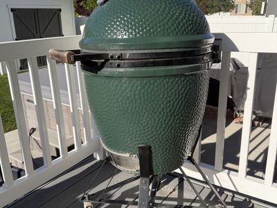Big Green Egg Large Ceramic Kamado Grill, Excellent Condition w/ CyberQ temp control & lots of Extras!