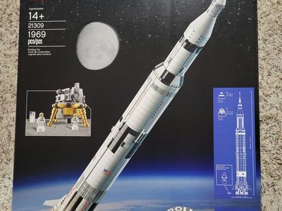 LEGO SATURN V ROCKET 2018 ISSUE