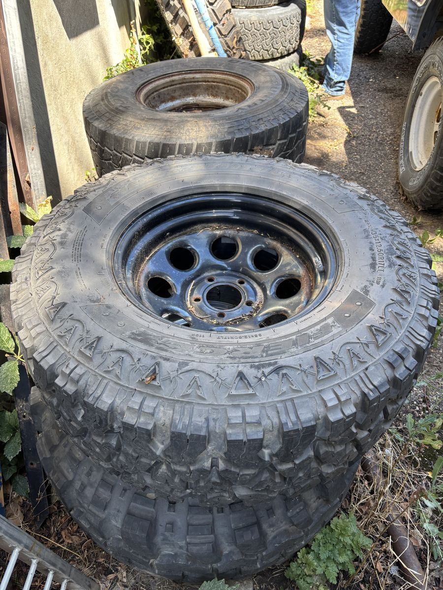 35x12.50r17 Tire