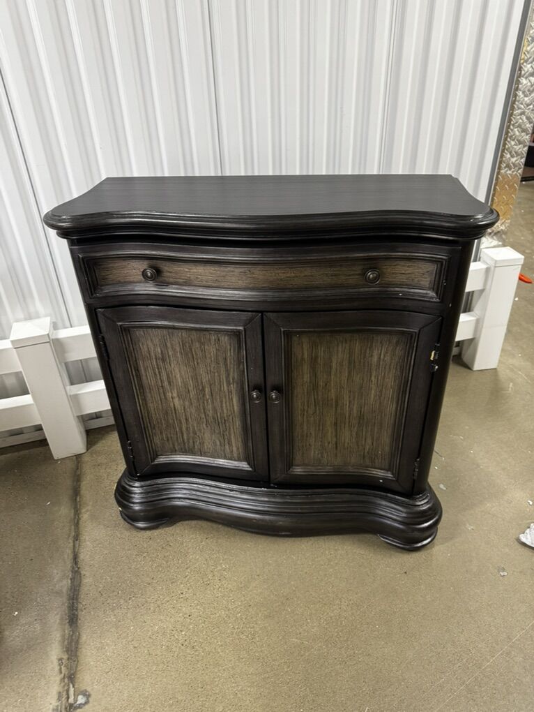 Ds-704211 Pulaski Furniture Accents And Curios