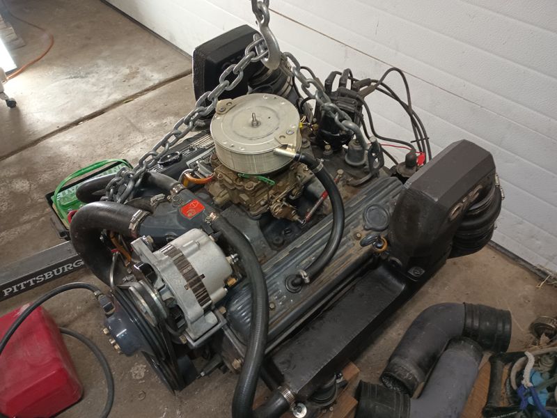 Chevy 350 5.7 SBC  Carburetor and Heads 5.7 Holley