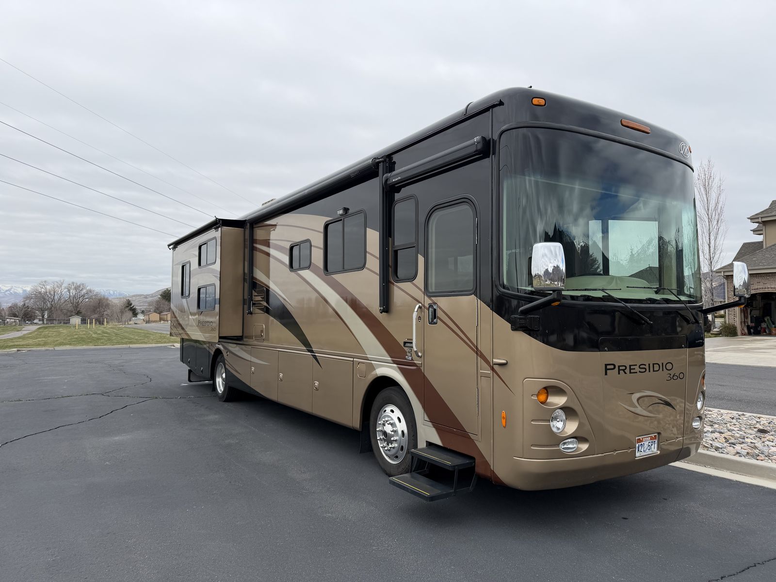 2008 Mandalay Presidio 38D Bunk House, 360-HP Cummins 8.3L ISC Engine ...