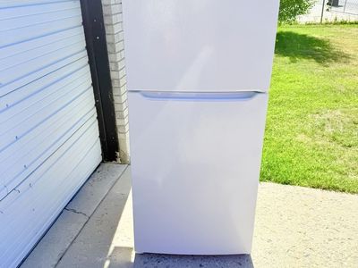 Like new Frigidaire White Top Freezer Refrigerator - Excellent Condition, Ready for Your Home