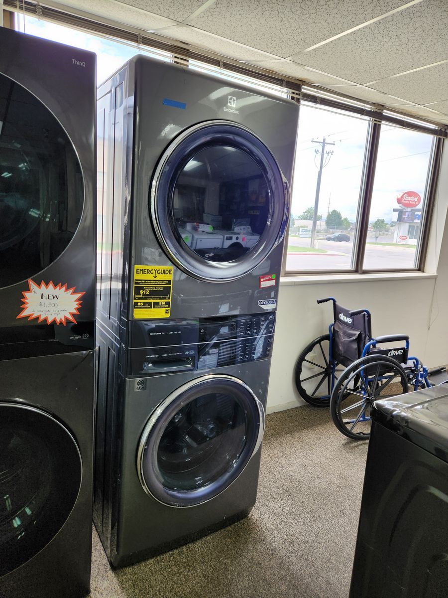 BEAUTIFUL ELECTROLUX SINGLE UNIT GAS STACKER! W-WARRANTY