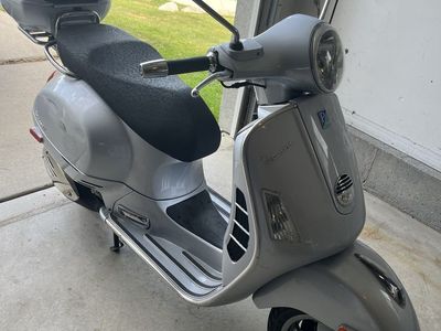 Vespa GTS 250ie Silver Scooter with Rear Top Case - only 1,843 miles