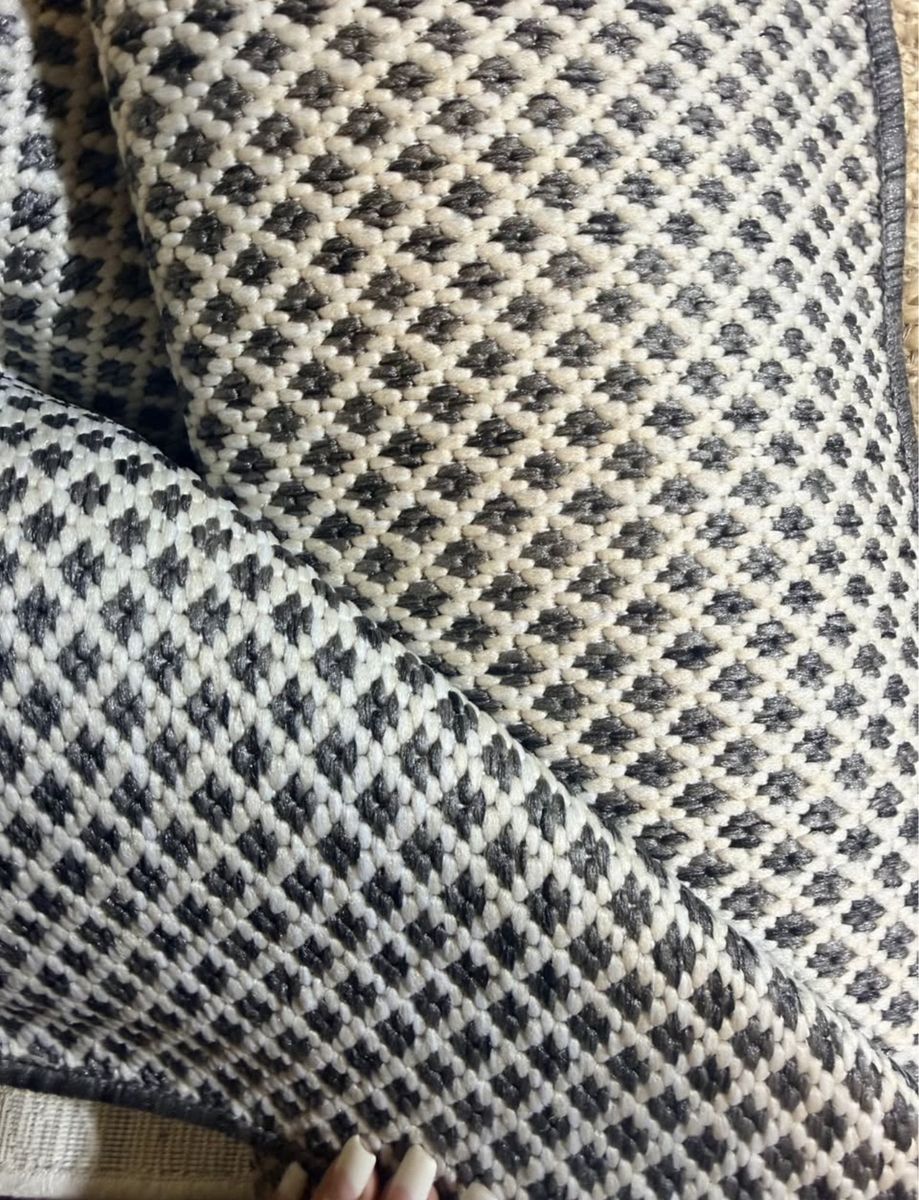 New. Indoor/Outdoor 6x9 Woven Geometric Area Rug - Charcoal and White Patterned