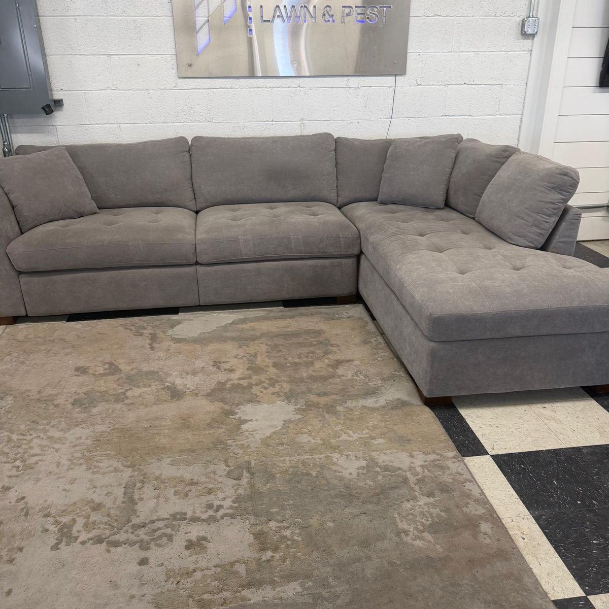 LIKE NEW!! COSTCO THOMASVILLE MILES FABRIC SECTIONAL W/ POWER FOOTREST!!
