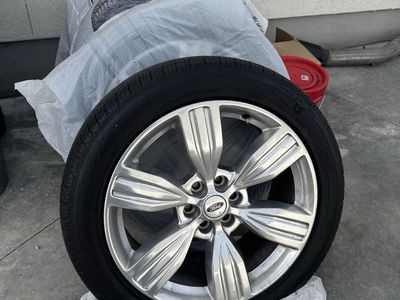 2022 Ford Expedition Platinum 22" Wheels And Tires