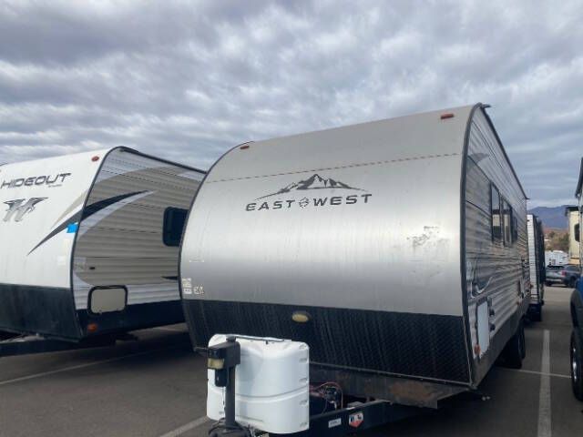 2019 Forest River East to West 27kns