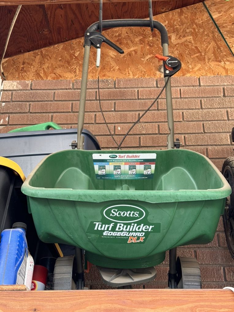 Scotts Broadcast Spreader DLX