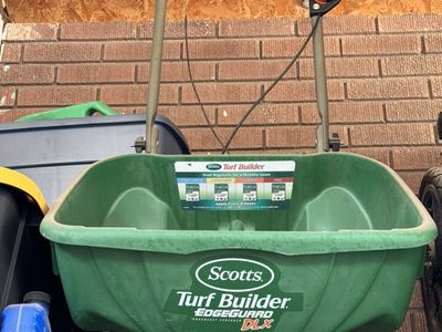Scotts Broadcast Spreader DLX