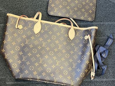Louis Vuitton Neverfull MM Monogram Tote Bag with Pouch