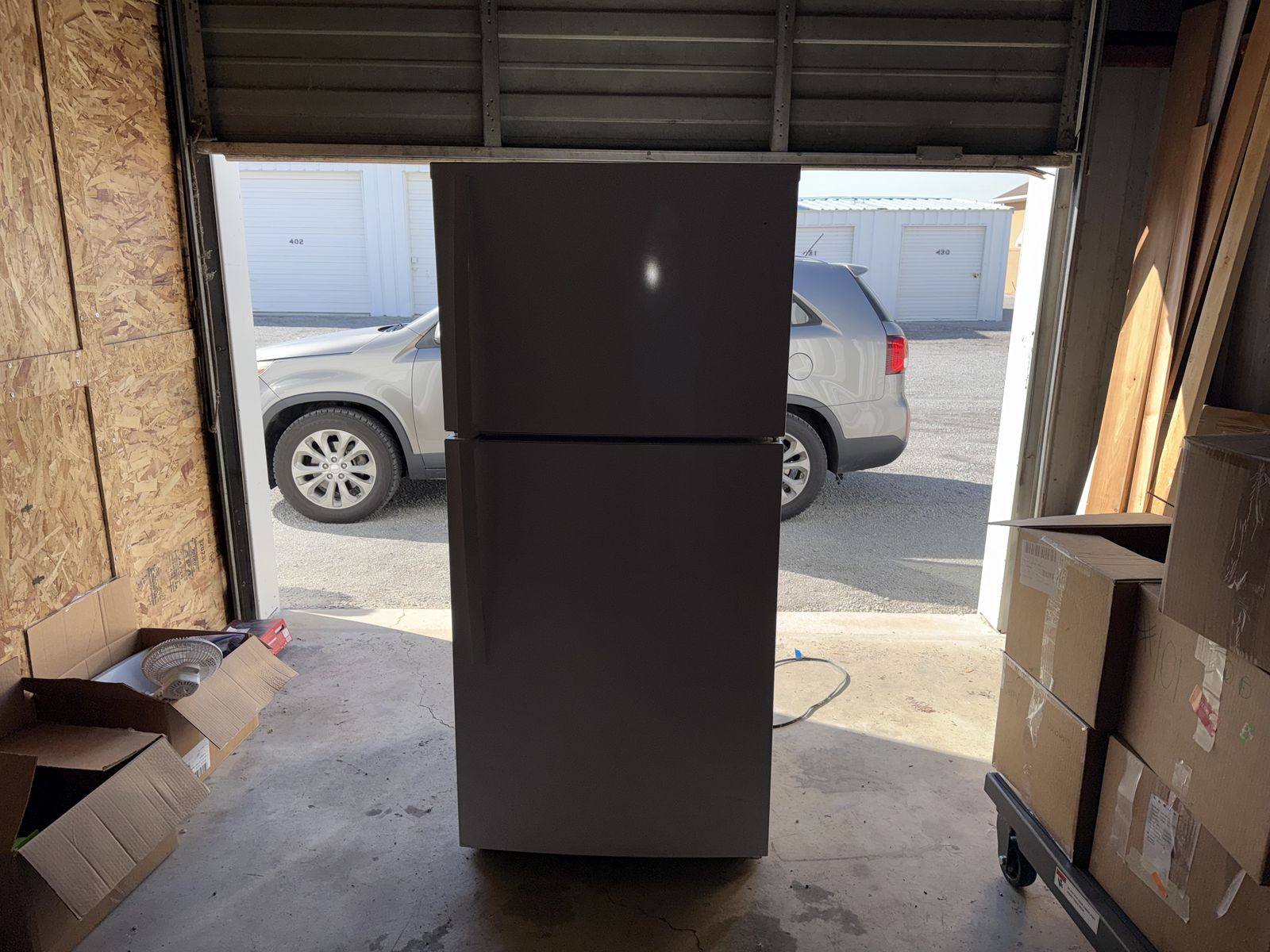 Whirlpool 19 cubic foot refrigerator/freezer with ice maker