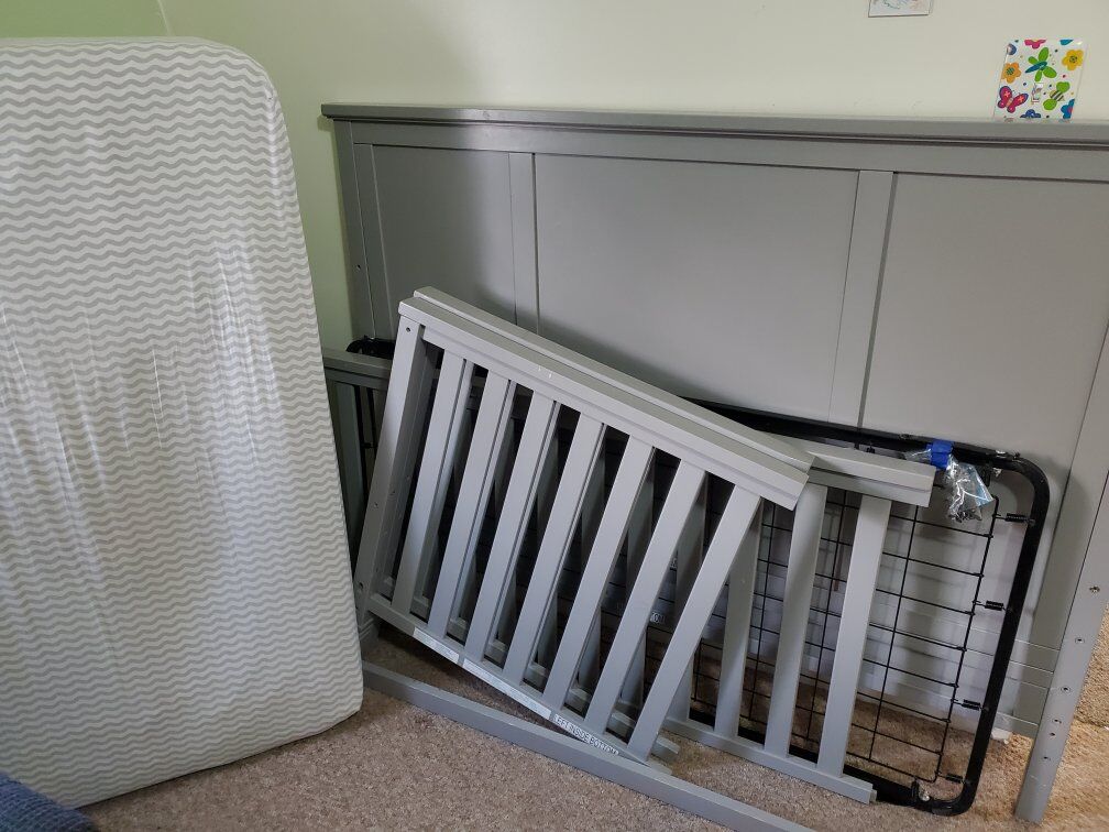 Crib with Mattress and Fitted Sheet