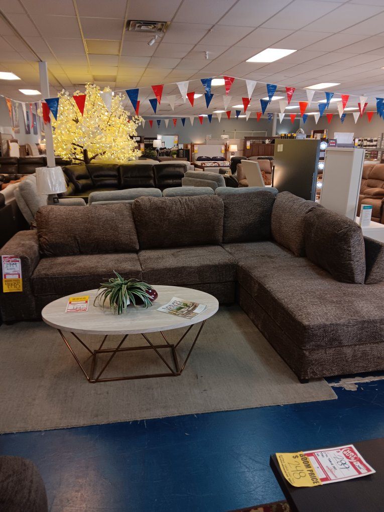Spacious Brown Sectional Sofa with Chaise - Comfortable Upholstered Seating for Living Room
