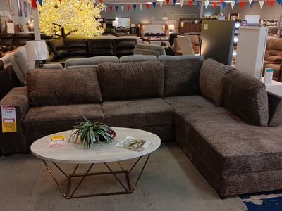 Spacious Brown Sectional Sofa with Chaise - Comfortable Upholstered Seating for Living Room