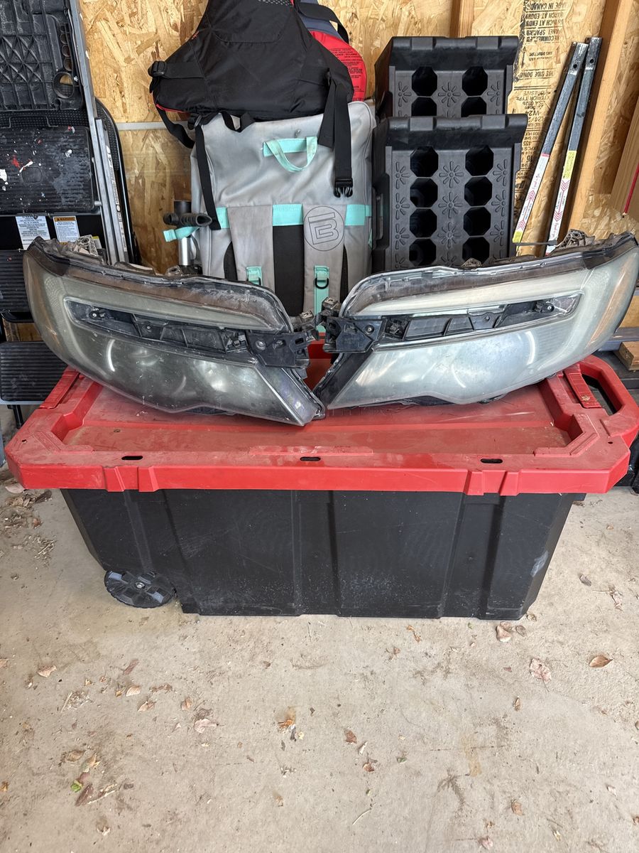 Pair of Honda pilot Headlights - fits 2016+