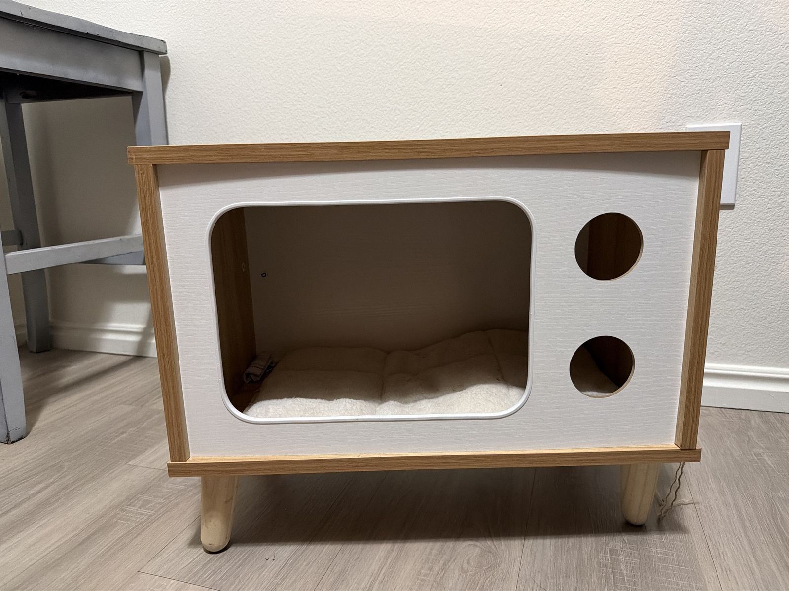 Cat tv bed