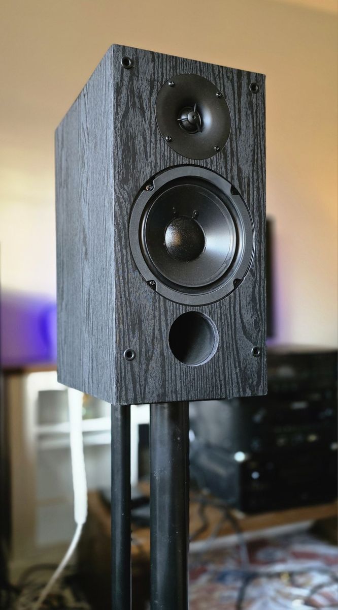 High-end 6 1/2" Bookshelf Speakers w/ stands included