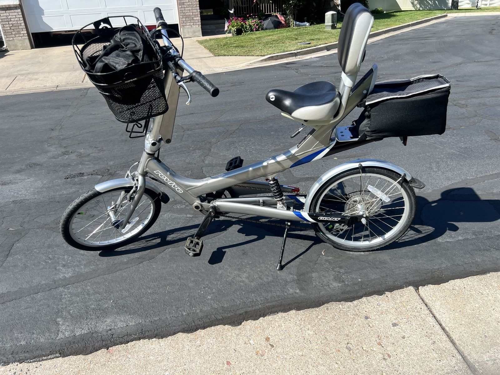 Giant Revive Semi-Recumbent Comfort Bicycle with Front Basket & Rear Storage Bag