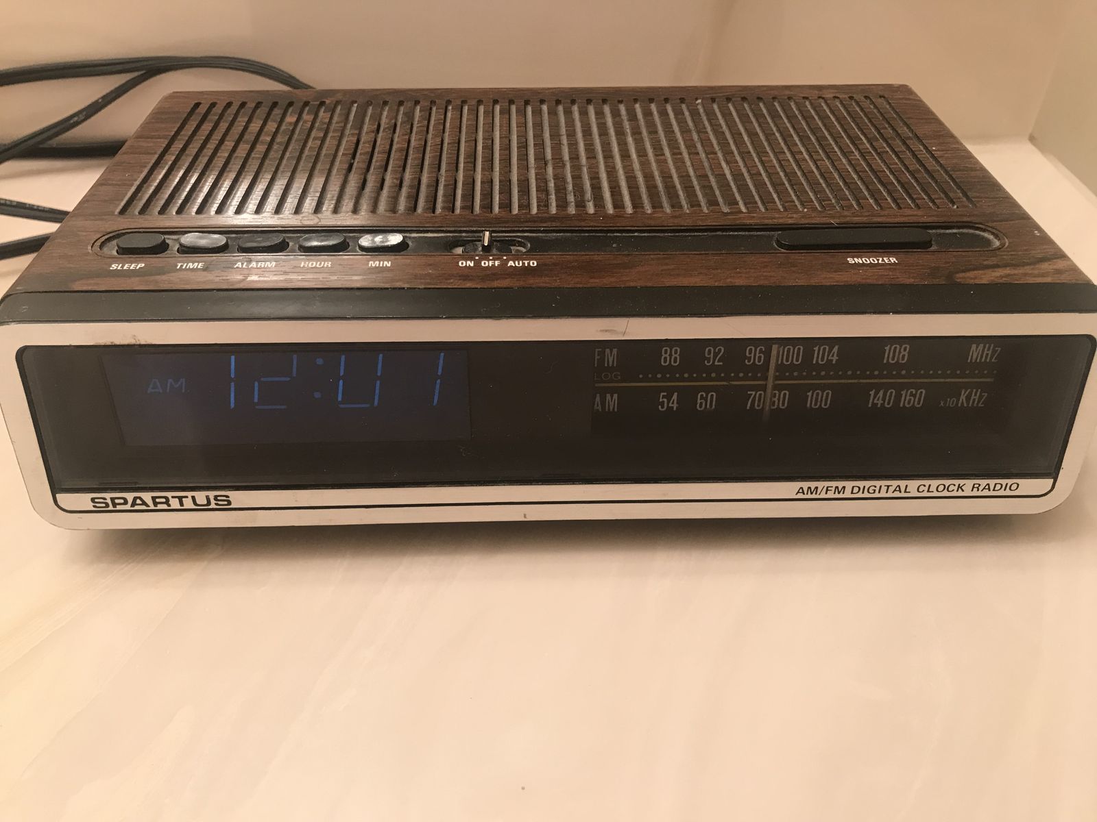 Blue light Vintage Retro Spartus Alarm Clock Digital Wood Grain Battery Backup Model 0110-61