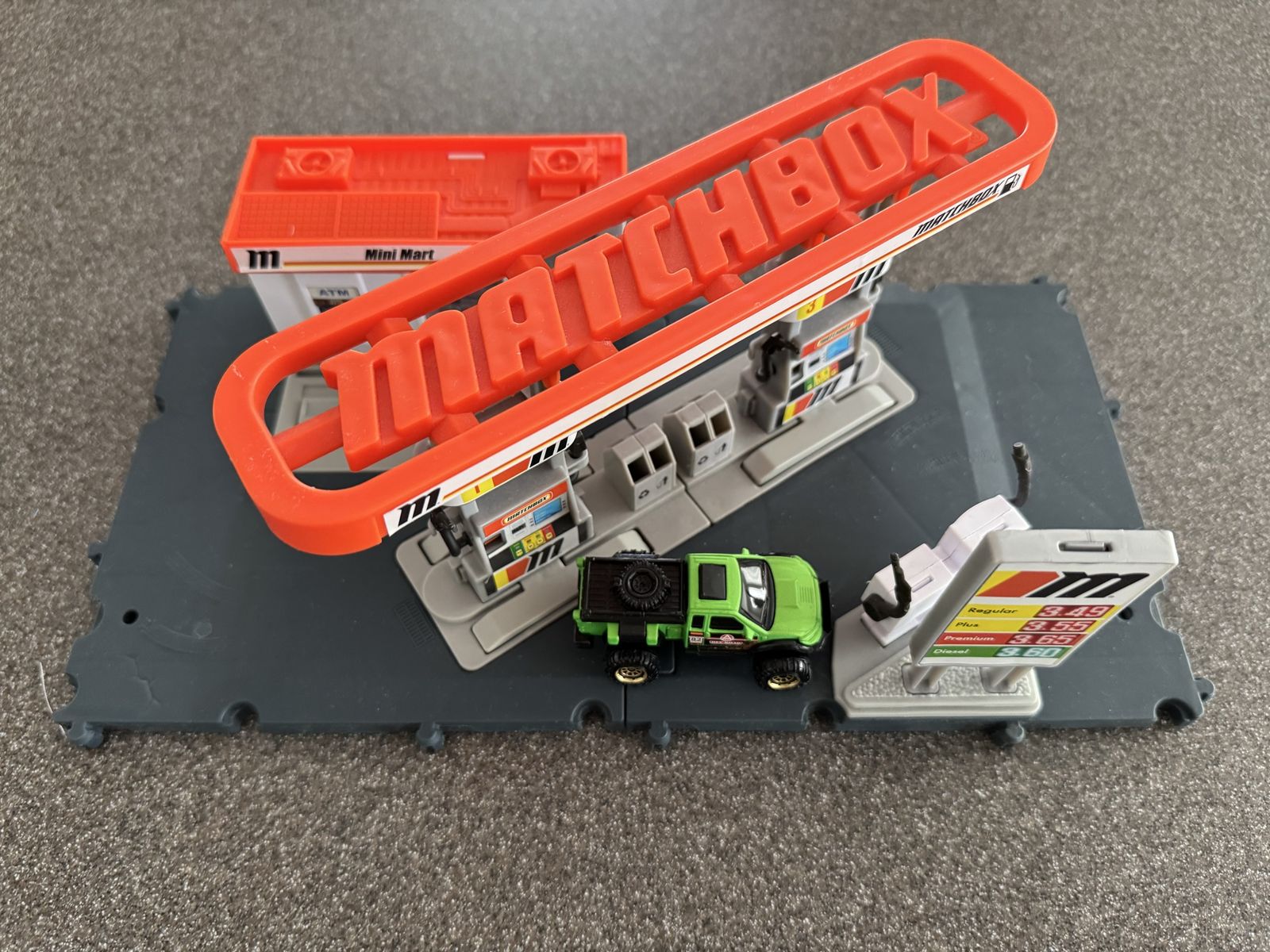 Matchbox Fuel Station Play Set with exclusive Green Truck included