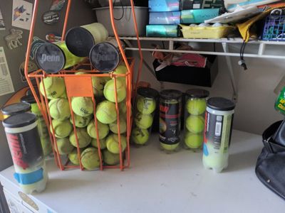 Tennis ball hopper