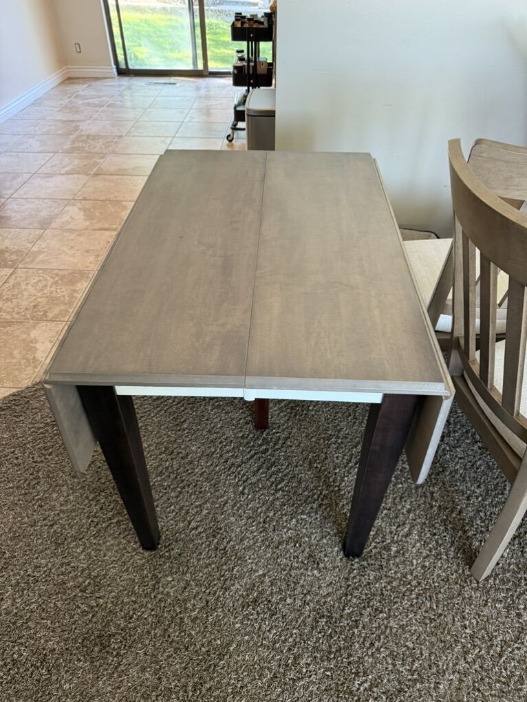 Kitchen/dining Room Table And 4 Chairs