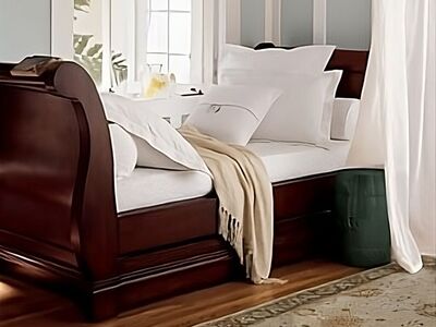 Pottery Barn Sleigh Bed WITH TRUNDLE