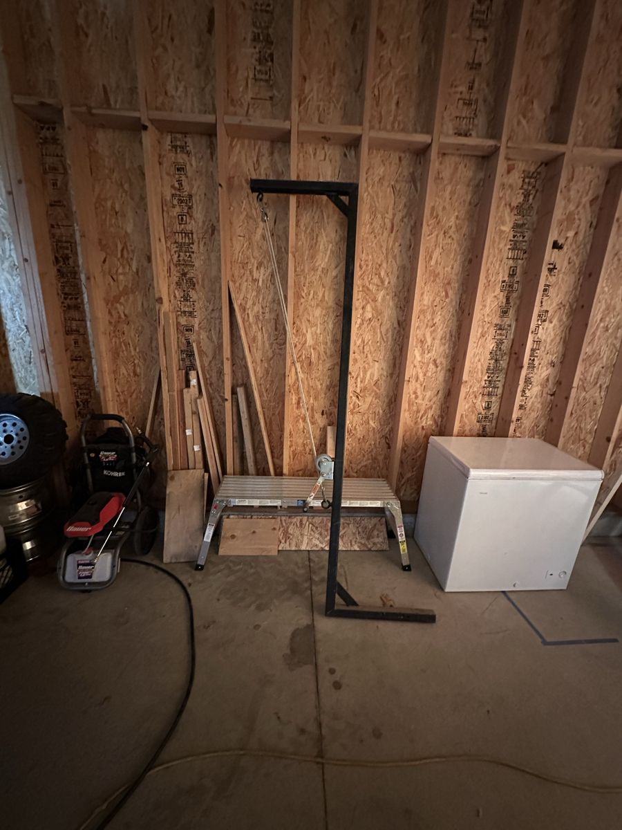 Hitch mounted deer hoist