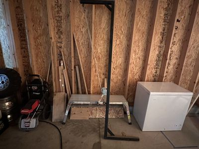 Hitch mounted deer hoist