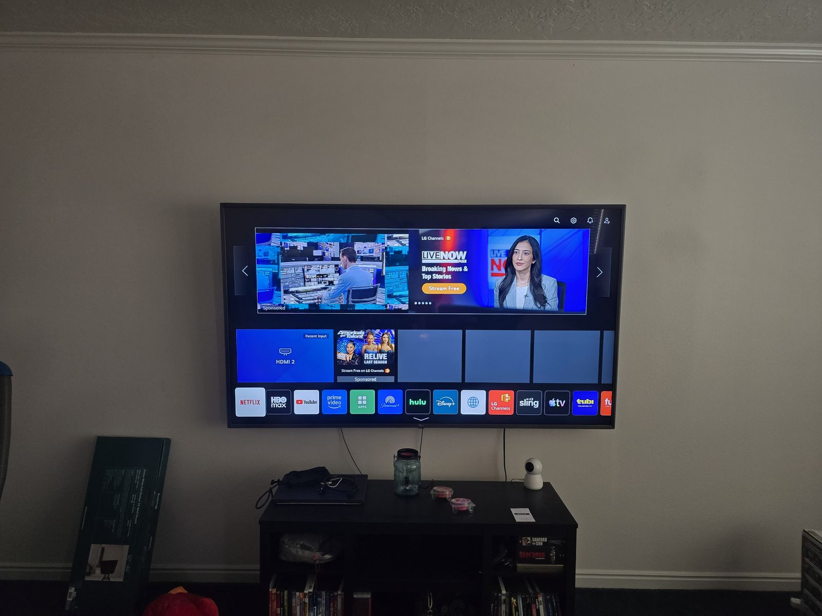 Moving sale 75 inch TV 400 or best offer comes with new mount