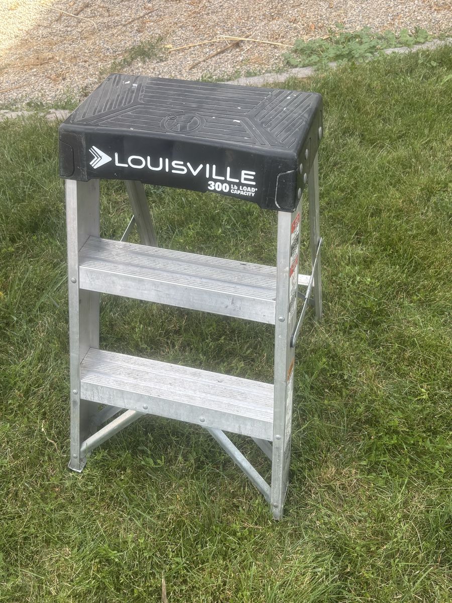 Louisville Aluminum Step Stool 2-Foot Industrial 300-Lb Capacity
