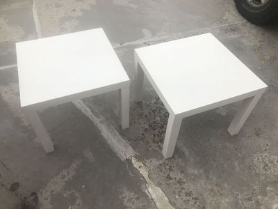 Modern end tables 21'’ x 21'’ x 18” tall coffee table near new