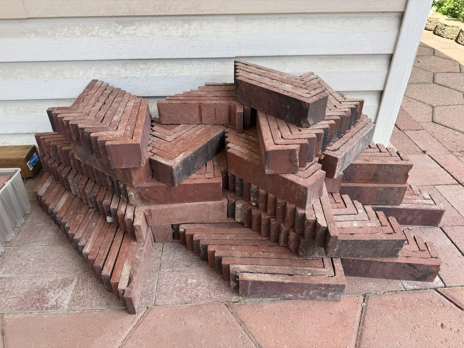 262 Pieces of Old Mill Brick Corner Veneer + Free Scrap Pieces