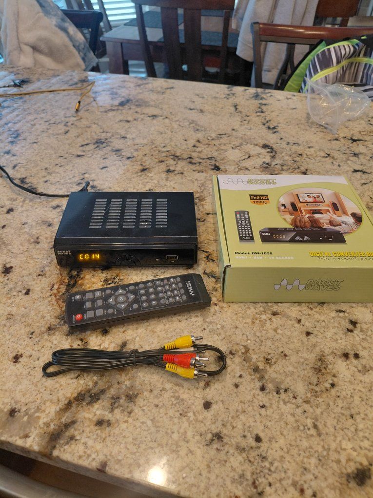 Boost Waves BW-1658 Digital Converter Box with Remote and Cables