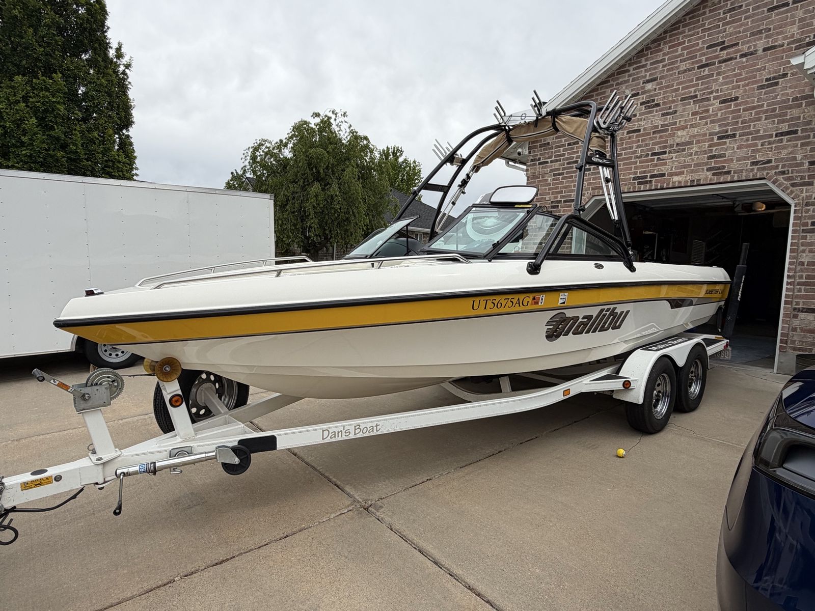 2001 Malibu Sunsetter LXi Ski/Wakeboard Boat with Tower and Trailer - White/Yellow