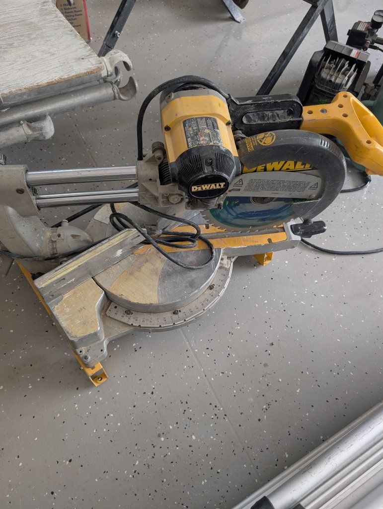 Dewalt 12 inch single bevel compound Miter Saw
