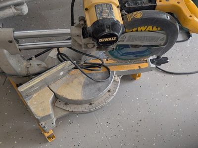 Dewalt 12 inch single bevel compound Miter Saw